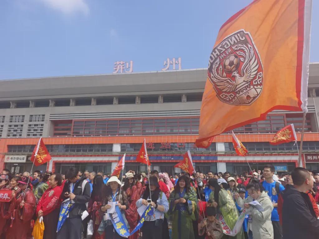 博鱼BOYU SPORTS-荆州市长率球迷团“出征”黄石，走进球迷车厢高呼“荆州必胜”